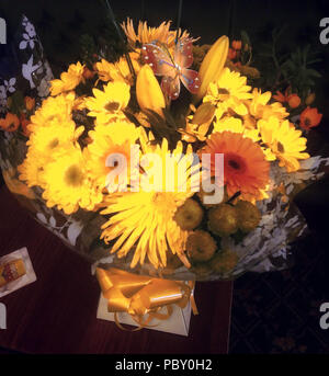 Giallo e arancione mazzo di fiori esposte in interni Foto Stock