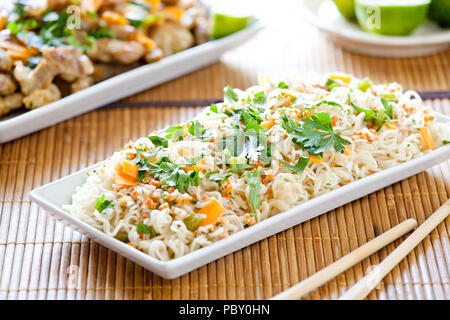 Piatto di Tagliatelle con verdure fresche e qualche maiale fritto Foto Stock