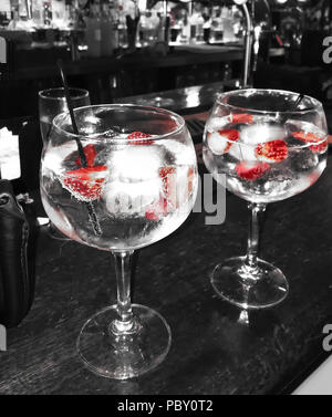 Il Gin cocktail in un bar in un club di colore selettivo Foto Stock