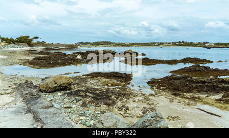 Vista sulla spiaggia e sul lungomare a Rhoscolyn sull'Isola di Anglesey. Preso il 18 luglio 2018. Foto Stock