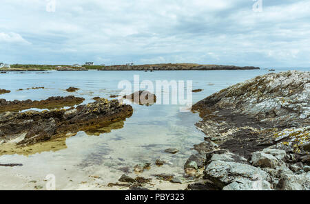 Vista sulla spiaggia e sul lungomare a Rhoscolyn sull'Isola di Anglesey. Preso il 18 luglio 2018. Foto Stock