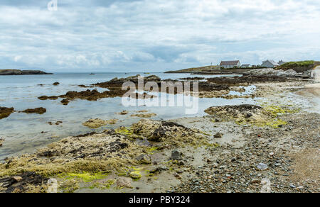 Vista sulla spiaggia e sul lungomare a Rhoscolyn sull'Isola di Anglesey. Preso il 18 luglio 2018. Foto Stock