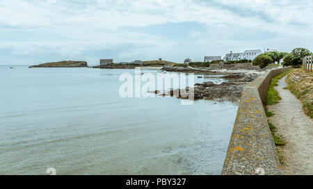 Vista sulla spiaggia e sul lungomare a Rhoscolyn sull'Isola di Anglesey. Preso il 18 luglio 2018. Foto Stock