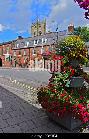 Il Castle Hotel è un palazzo del diciottesimo secolo coaching inn situato nel centro del mercato rurale comune di Devizes, Chiesa di Santa Maria è in background. Foto Stock