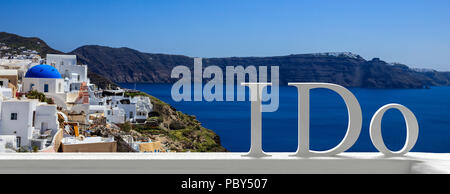 Nozze a Santorini, Grecia concetto. Faccio il testo su Fira vista generale sfondo, banner. Foto Stock