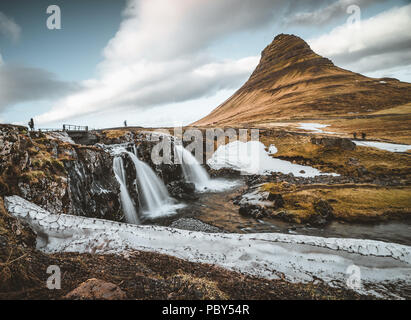 E Kirkjufellsfoss Kirkjufell islandese, Chiesa montagna , a 463 m e alta montagna sulla costa nord dell'Islanda penisola Snaefellsnes, vicino alla città di Grundarfjordur, Islanda Foto Stock