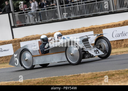 1923 aerei Voisin C6 Laboratoire, il primo monoscocca auto racing, con driver Philipp Moch al 2018 Goodwood Festival of Speed, Sussex, Regno Unito. Foto Stock