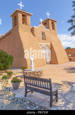 RANCHOS DE TAOS, NM, Stati Uniti d'America-13 luglio 18: Il San Francisco de Asis chiesa della Missione è stato finito in circa 1815. Foto Stock