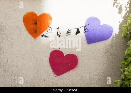 Paris street art - Cuore stencil graffiti sul muro in undicesimo arrondissement di Parigi, Francia. Foto Stock