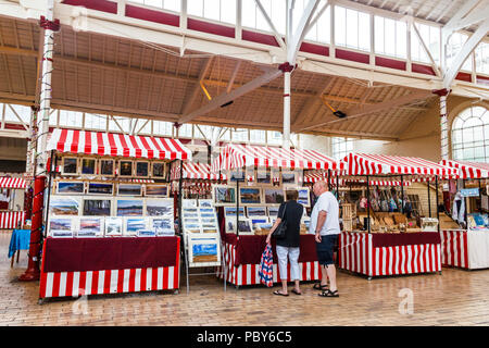 Il bauletto indoor mercato nella storica cittadina di Bideford, Devon, Regno Unito Foto Stock