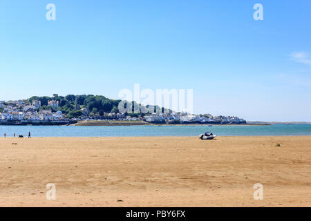 Instow, Devon, Regno Unito, con la bassa marea, guardando attraverso l'estuario del fiume Torridge a Appledore Foto Stock