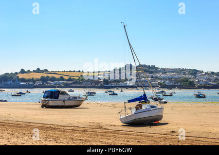 Instow, Devon, Regno Unito, con la bassa marea, guardando attraverso l'estuario del fiume Torridge a Appledore Foto Stock