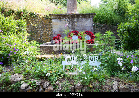 Monumento di villaggio segna il centenario della fine della Prima Guerra Mondiale, Netherbury, Dorset, Regno Unito - Giovanni Gollop Foto Stock