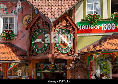 Negozio di souvenir Casa di 1000 orologi di Triberg Shopping Street Foto Stock