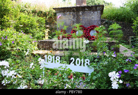 Monumento di villaggio segna il centenario della fine della Prima Guerra Mondiale, Netherbury, Dorset, Regno Unito - Giovanni Gollop Foto Stock