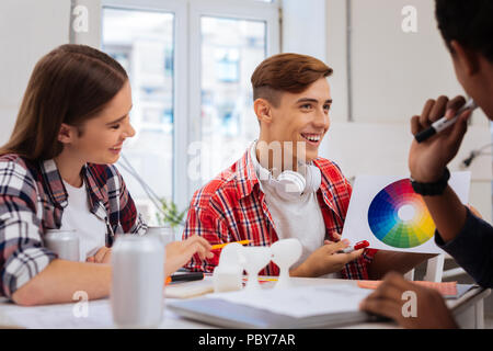 Tre giovani designer guardando alla tavolozza dei colori Foto Stock