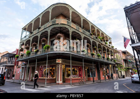 New Orleans, Stati Uniti d'America - 23 Aprile 2018: città vecchia Bourbon Street in Louisiana famosa città, ghisa parete balcone edificio ad angolo, la gente camminare duri Foto Stock