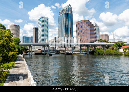 Tampa, Stati Uniti d'America - 27 Aprile 2018: Downtown city park in Florida con ponti, autostrada, barca yacht, ufficio di grattacieli moderni edifici con indicazioni per Pozzi Foto Stock