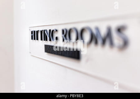 Primo piano della camera di raccordo accedi mall store negozio di abbigliamento al dettaglio la modifica della porta d'ingresso con nessuno sulla parete, in braille Foto Stock