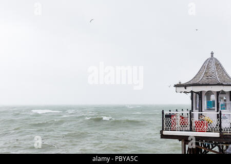 Il mare in tempesta su un giorno d'estate con una vista dell'ufficio informazioni turistiche su Brighton Palace Pier Foto Stock