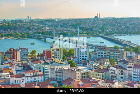 Vista panoramica di Istanbul con la Golden Horn Metro Bridge, Turchia Foto Stock