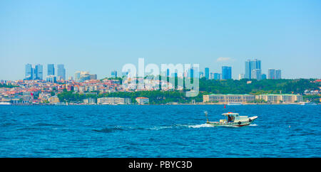 Lo Stretto del Bosforo ad Istanbul in Turchia Foto Stock