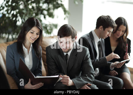 Close up.Manager e client per discutere i documenti in un ufficio moderno Foto Stock