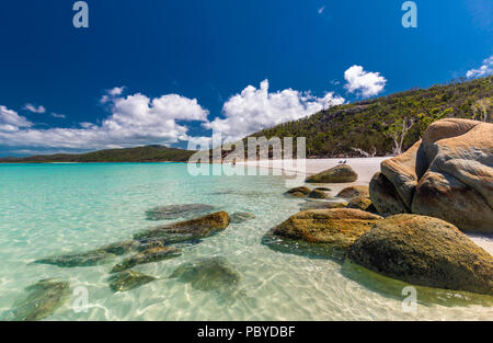 Rocce di incredibile Whitehaven Beach con sabbia bianca nelle isole Whitsunday, Queensland, Australia Foto Stock