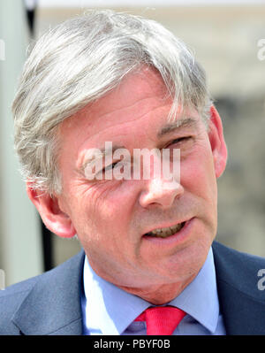 Richard Leonard MSP (Manodopera: Scozia centrale) leader della Scottish del partito laburista (2017- ) essendo intervistato su College Green, Westminster Foto Stock