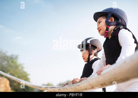 Poco i bambini cinesi che partecipano al club equestre Foto Stock