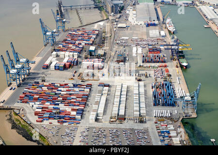 Una veduta aerea di contenitori a Tilbury Docks, Essex, Souh East England, Regno Unito Foto Stock