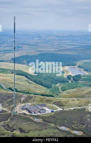 Holme Moss radio trasmettitore, West Yorkshire, ripresa dall'aria guardando oltre verso Leeds, Inghilterra settentrionale, REGNO UNITO Foto Stock