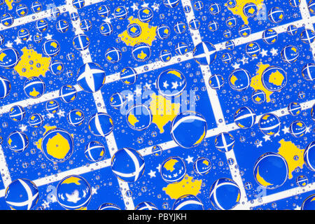 Le bandiere del Kosovo, dietro un vetro ricoperto di gocce di pioggia.Pattern dalle bandiere del Kosovo. 3D illustrazione Foto Stock