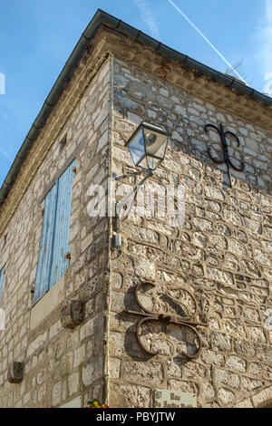 Tipico dettagli rustici sono ovunque su vecchi edifici nella pittoresca Tournon d'Agenais e Lot et Garonne, Francia Foto Stock