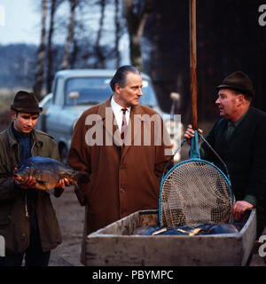 Karl Emanuel, 14. Herzog Von Croy Mitarbeitern mit der Fischzucht di Dülmen, Deutschland 1981. Karl Emanuel, xiv duca di Croy con i membri del suo staff di allevamento di pesci a Duelmen, Germania 1981. Foto Stock