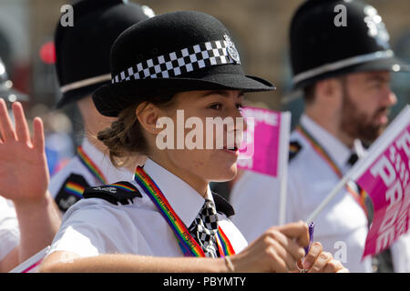 I funzionari di polizia del Merseyside ha vigore mostrano il loro sostegno per la comunità LGBT come essi marcia attraverso la città al Liverpool Pride Festival 2018. Foto Stock