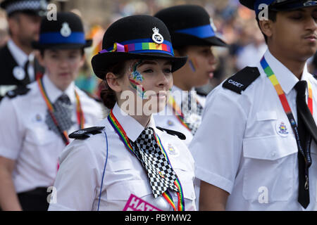 I funzionari di polizia del Merseyside ha vigore mostrano il loro sostegno per la comunità LGBT come essi marcia attraverso la città al Liverpool Pride Festival 2018. Foto Stock