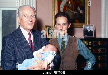 Karl Emanuel, 14. Herzog Von Croy mit Sohn Rudolph und Enkel in Haus Merfeld di Dülmen, Deutschland 1989. Karl Emanuel, XIV Duca di Croy con figlio Rudolph e baby nipote a Merfeld mension in Duelmen, Germania 1989. Foto Stock