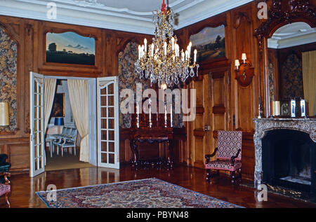 Inneneinrichtung auf Schloss Gymnich in Erftstadt, Deutschland 1980er Jahre. Interno del castello di Gymnich a Erftstadt, Germania degli anni ottanta. Foto Stock