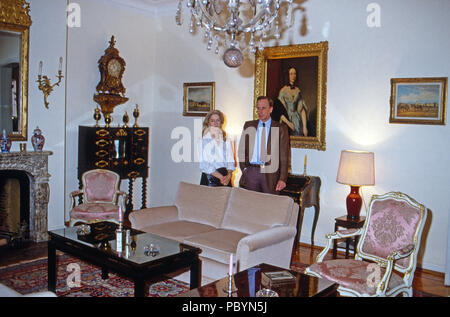 Jörg Freiherr von Holzschuher Harrlach mit Ehefrau Eliane auf Schloss Gymnich in Erftstadt, Deutschland 1984. Joerg Barone von Holzschuher Harrlach con sua moglie Eliane a Gymnich castello in Erftstadt, Germania 1984. Foto Stock