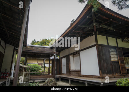 Kyoto, Giappone - 20 Nov 2016. Antichi edifici in legno si trova in centro storico a Kyoto, in Giappone. Foto Stock