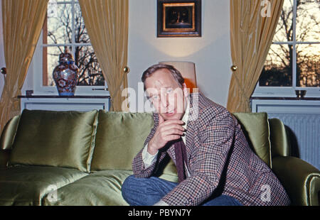 Jörg Freiherr von Holzschuher Harrlach auf Schloss Gymnich in Erftstadt, Deutschland 1977. Joerg Barone von Holzschuher Harrlach a Gymnich castello in Erftstadt, Germania 1977. Foto Stock