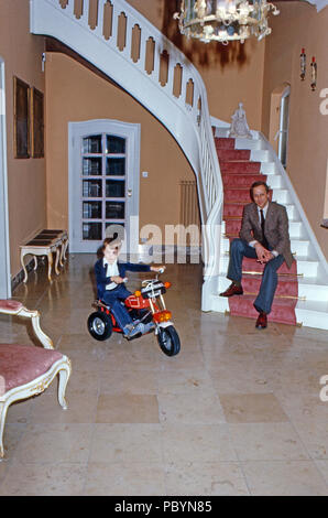 Jörg Freiherr von Holzschuher Harrlach mit Sohn Wolf auf Schloss Gymnich in Erftstadt, Deutschland 1977. Joerg Barone von Holzschuher Harrlach con suo figlio Wolf a Gymnich castello in Erftstadt, Germania 1977. Foto Stock