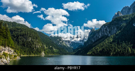 Il ghiacciaio del Dachstein e montagne circostanti Vorderer Gosausee, Austria, Europa Foto Stock