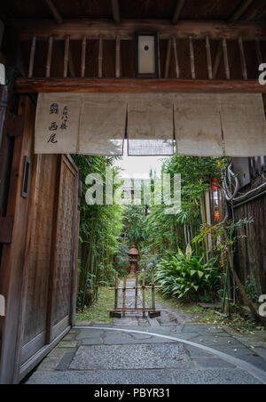 Kyoto, Giappone - 20 Nov 2016. Antichi edifici in legno si trova in centro storico a Kyoto, in Giappone. Foto Stock