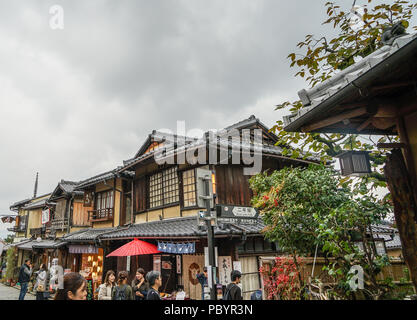 Kyoto, Giappone - 20 Nov 2016. Antichi edifici in legno si trova in centro storico a Kyoto, in Giappone. Foto Stock