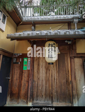 Kyoto, Giappone - 20 Nov 2016. Antichi edifici in legno si trova in centro storico a Kyoto, in Giappone. Foto Stock