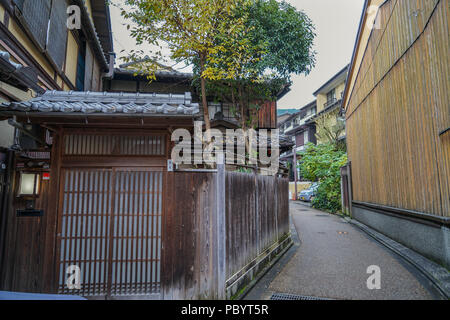 Kyoto, Giappone - 20 Nov 2016. Antichi edifici in legno si trova in centro storico a Kyoto, in Giappone. Foto Stock