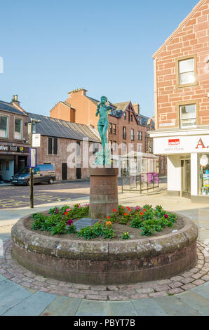 Una vista di una statua di Peter Pan su Glengate a Kirriemuir in Sctoalnd in memoria di Sir J M Barrie che era nato a Kirriemuir. Foto Stock