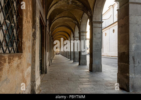 Il bel porticato di palazzo Matteucci in Via Elisa, Lucca, Toscana, Italia Foto Stock